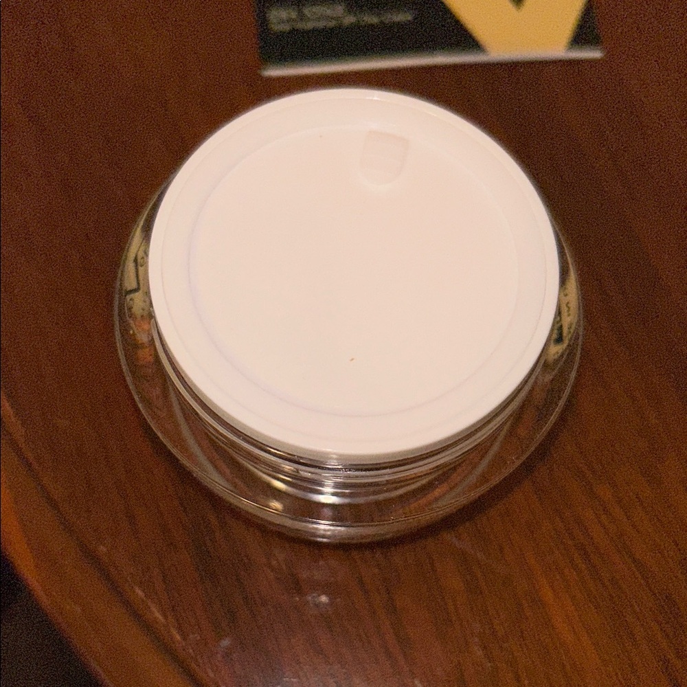 Versace Idra Totale Moisturizer - White and Gold - Picture 9 of 9
